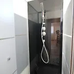 Appartamento Lacolline-ponthebert,com - Entier Rénové -grand Parking Gratuit, équipé, Confortable, Netflix Et Amazon Prime Gratuits Et Illimités, Matelas Emma, Lave Linge, Vue Sur La Vallée, Rdc