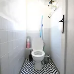 Appartamento Lacolline-ponthebert,com - Entier Rénové -grand Parking Gratuit, équipé, Confortable, Netflix Et Amazon Prime Gratuits Et Illimités, Matelas Emma, Lave Linge, Vue Sur La Vallée, Rdc Pont-Hebert