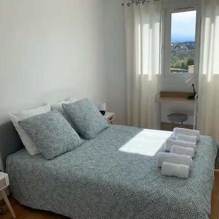 Grand Parking Gratuit, De 1 A 4 Personnes, Equipe, Netflix, Amazon Prime Gratuits Et Illimites, Matelas Emma, Lave Linge, Vue Sur La Vallee, Rdc Lägenhet