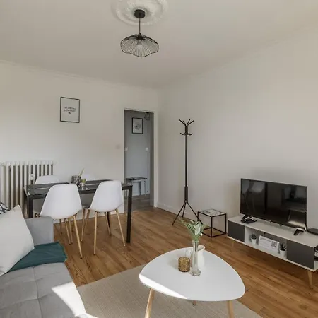 Lägenhet Grand Parking Gratuit, De 1 A 4 Personnes, Equipe, Netflix, Amazon Prime Gratuits Et Illimites, Matelas Emma, Lave Linge, Vue Sur La Vallee, Rdc *