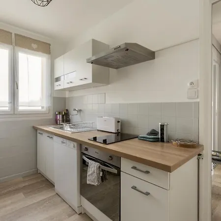 Grand Parking Gratuit, De 1 A 4 Personnes, Equipe, Netflix, Amazon Prime Gratuits Et Illimites, Matelas Emma, Lave Linge, Vue Sur La Vallee, Rdc Lägenhet Pont-Hebert