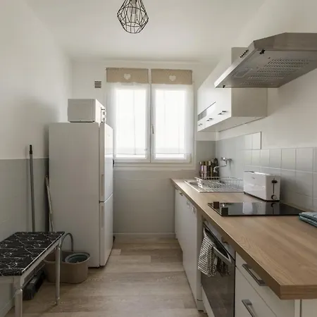 Grand Parking Gratuit, De 1 A 4 Personnes, Equipe, Netflix, Amazon Prime Gratuits Et Illimites, Matelas Emma, Lave Linge, Vue Sur La Vallee, Rdc Lägenhet