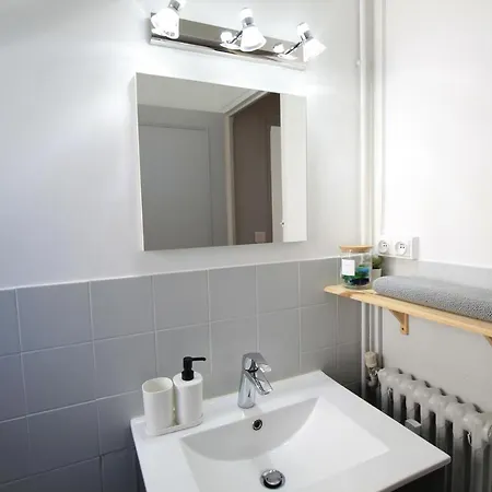 Grand Parking Gratuit, De 1 A 4 Personnes, Equipe, Netflix, Amazon Prime Gratuits Et Illimites, Matelas Emma, Lave Linge, Vue Sur La Vallee, Rdc *