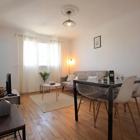 Apartment Valley View Retreat: Fully Renovated With Free Parking And Streaming *