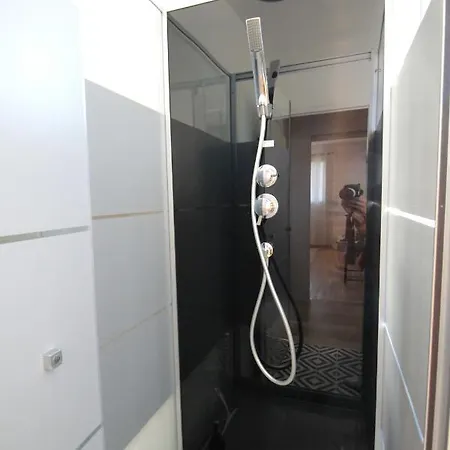 Apartment Valley View Retreat: Fully Renovated With Free Parking And Streaming