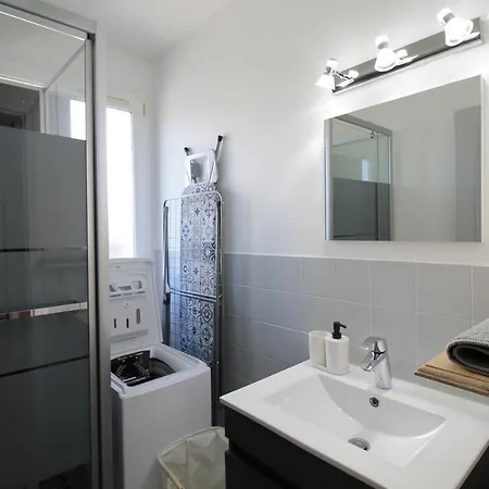 Grand Parking Gratuit, De 1 A 4 Personnes, Equipe, Netflix, Amazon Prime Gratuits Et Illimites, Matelas Emma, Lave Linge, Vue Sur La Vallee, Rdc Pont-Hebert