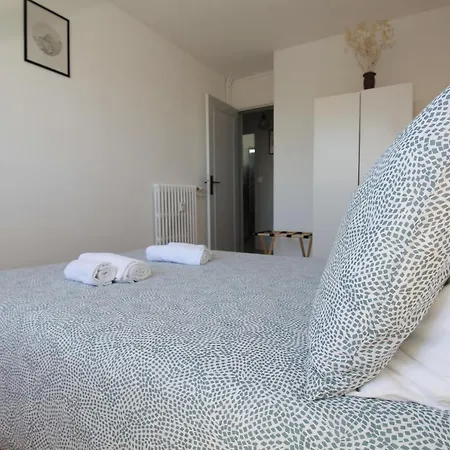 Grand Parking Gratuit, De 1 A 4 Personnes, Equipe, Netflix, Amazon Prime Gratuits Et Illimites, Matelas Emma, Lave Linge, Vue Sur La Vallee, Rdc Lägenhet *