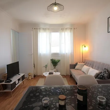 Apartment Valley View Retreat: Fully Renovated With Free Parking And Streaming *