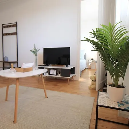 Apartment Valley View Retreat: Fully Renovated With Free Parking And Streaming Pont-Hebert