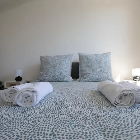 Apartment Valley View Retreat: Fully Renovated With Free Parking And Streaming