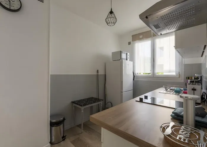 Appartamento Lacolline-ponthebert,com - Entier Rénové -grand Parking Gratuit, équipé, Confortable, Netflix Et Amazon Prime Gratuits Et Illimités, Matelas Emma, Lave Linge, Vue Sur La Vallée, Rdc