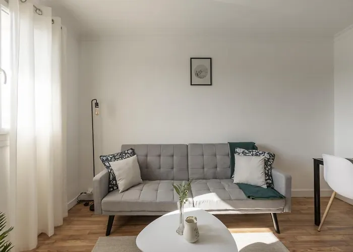 Appartamento Lacolline-ponthebert,com - Entier Rénové -grand Parking Gratuit, équipé, Confortable, Netflix Et Amazon Prime Gratuits Et Illimités, Matelas Emma, Lave Linge, Vue Sur La Vallée, Rdc Pont-Hebert