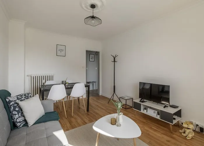 Appartamento Lacolline-ponthebert,com - Entier Rénové -grand Parking Gratuit, équipé, Confortable, Netflix Et Amazon Prime Gratuits Et Illimités, Matelas Emma, Lave Linge, Vue Sur La Vallée, Rdc *