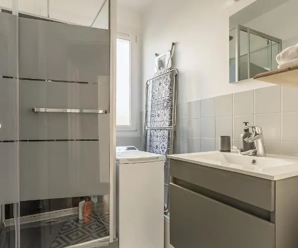 Appartamento Lacolline-ponthebert,com - Entier Rénové -grand Parking Gratuit, équipé, Confortable, Netflix Et Amazon Prime Gratuits Et Illimités, Matelas Emma, Lave Linge, Vue Sur La Vallée, Rdc *