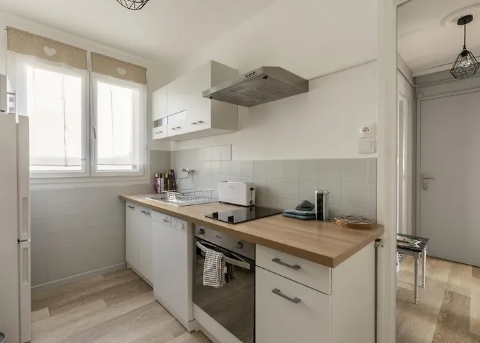 Grand Parking Gratuit, De 1 A 4 Personnes, Equipe, Netflix, Amazon Prime Gratuits Et Illimites, Matelas Emma, Lave Linge, Vue Sur La Vallee, Rdc Apartman Pont-Hebert