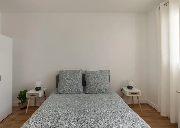Lacolline-ponthebert,com - Entier Rénové -grand Parking Gratuit, équipé, Confortable, Netflix Et Amazon Prime Gratuits Et Illimités, Matelas Emma, Lave Linge, Vue Sur La Vallée, Rdc