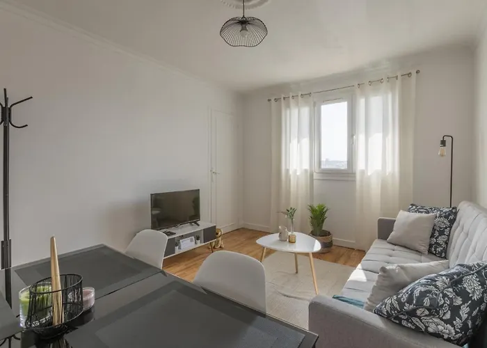 Appartamento Lacolline-ponthebert,com - Entier Rénové -grand Parking Gratuit, équipé, Confortable, Netflix Et Amazon Prime Gratuits Et Illimités, Matelas Emma, Lave Linge, Vue Sur La Vallée, Rdc