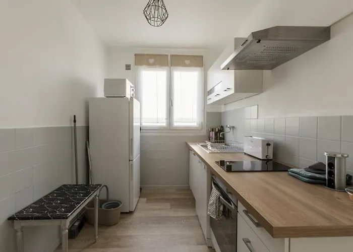 Grand Parking Gratuit, De 1 A 4 Personnes, Equipe, Netflix, Amazon Prime Gratuits Et Illimites, Matelas Emma, Lave Linge, Vue Sur La Vallee, Rdc Apartman