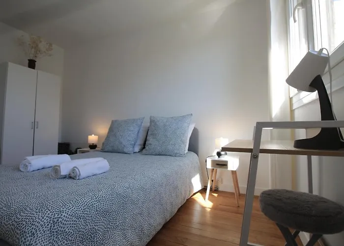 Apartman Grand Parking Gratuit, De 1 A 4 Personnes, Equipe, Netflix, Amazon Prime Gratuits Et Illimites, Matelas Emma, Lave Linge, Vue Sur La Vallee, Rdc