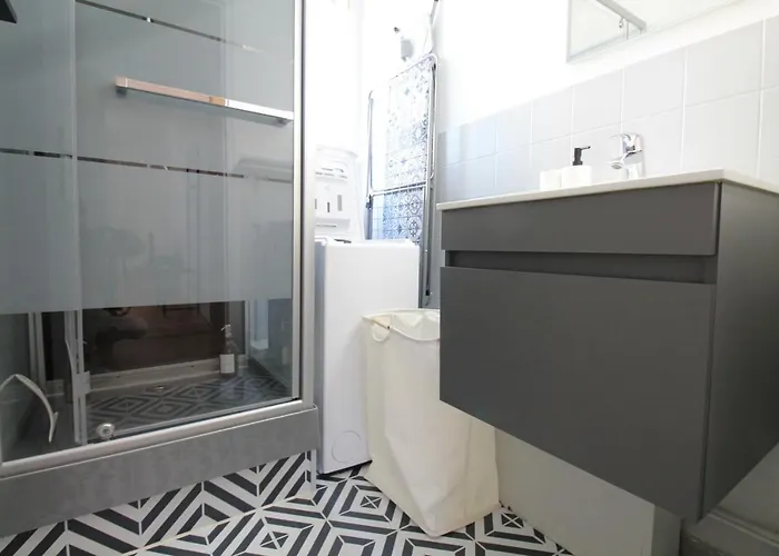 Grand Parking Gratuit, De 1 A 4 Personnes, Equipe, Netflix, Amazon Prime Gratuits Et Illimites, Matelas Emma, Lave Linge, Vue Sur La Vallee, Rdc *