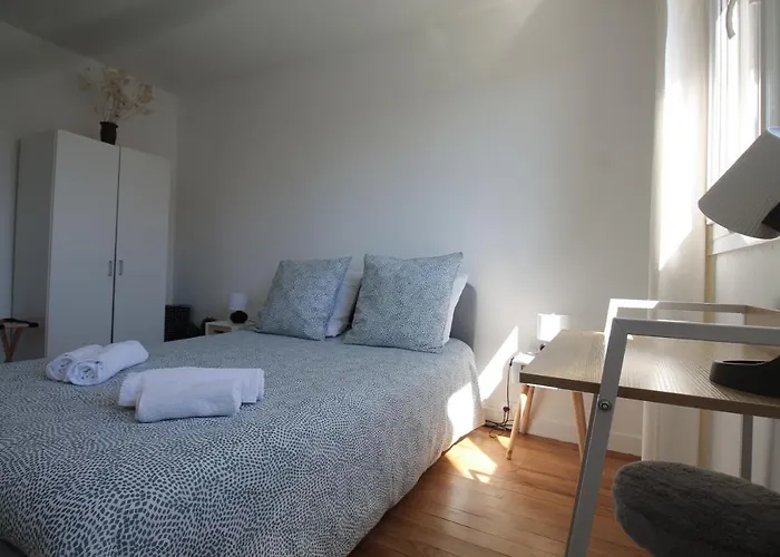 Appartamento Lacolline-ponthebert,com - Entier Rénové -grand Parking Gratuit, équipé, Confortable, Netflix Et Amazon Prime Gratuits Et Illimités, Matelas Emma, Lave Linge, Vue Sur La Vallée, Rdc *