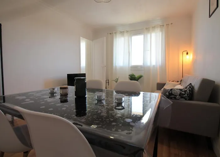 Grand Parking Gratuit, De 1 A 4 Personnes, Equipe, Netflix, Amazon Prime Gratuits Et Illimites, Matelas Emma, Lave Linge, Vue Sur La Vallee, Rdc Apartman