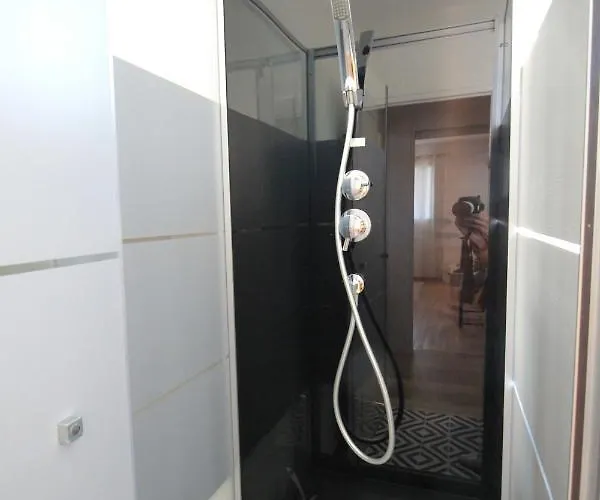 Appartamento Lacolline-ponthebert,com - Entier Rénové -grand Parking Gratuit, équipé, Confortable, Netflix Et Amazon Prime Gratuits Et Illimités, Matelas Emma, Lave Linge, Vue Sur La Vallée, Rdc