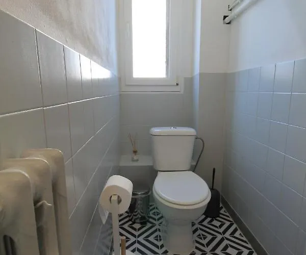 Appartamento Lacolline-ponthebert,com - Entier Rénové -grand Parking Gratuit, équipé, Confortable, Netflix Et Amazon Prime Gratuits Et Illimités, Matelas Emma, Lave Linge, Vue Sur La Vallée, Rdc