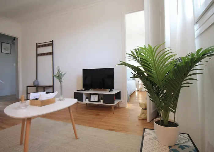 Appartamento Lacolline-ponthebert,com - Entier Rénové -grand Parking Gratuit, équipé, Confortable, Netflix Et Amazon Prime Gratuits Et Illimités, Matelas Emma, Lave Linge, Vue Sur La Vallée, Rdc *