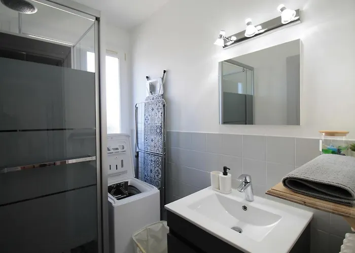 Grand Parking Gratuit, De 1 A 4 Personnes, Equipe, Netflix, Amazon Prime Gratuits Et Illimites, Matelas Emma, Lave Linge, Vue Sur La Vallee, Rdc Pont-Hebert