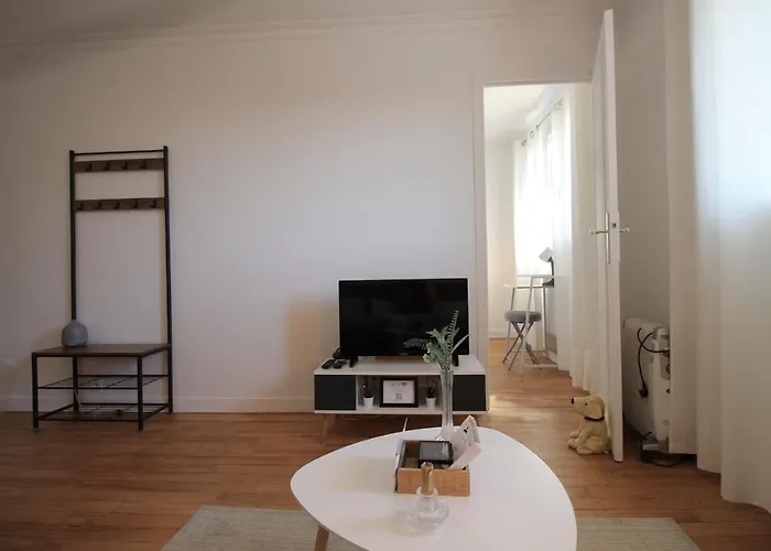 Lacolline-ponthebert,com - Entier Rénové -grand Parking Gratuit, équipé, Confortable, Netflix Et Amazon Prime Gratuits Et Illimités, Matelas Emma, Lave Linge, Vue Sur La Vallée, Rdc