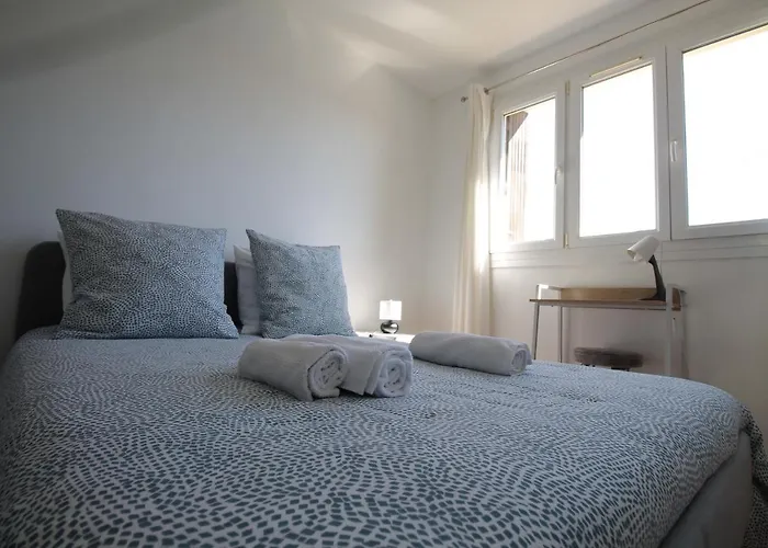 Grand Parking Gratuit, De 1 A 4 Personnes, Equipe, Netflix, Amazon Prime Gratuits Et Illimites, Matelas Emma, Lave Linge, Vue Sur La Vallee, Rdc