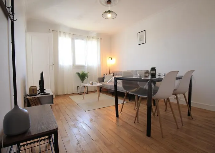 Lacolline-ponthebert,com - Entier Rénové -grand Parking Gratuit, équipé, Confortable, Netflix Et Amazon Prime Gratuits Et Illimités, Matelas Emma, Lave Linge, Vue Sur La Vallée, Rdc Pont-Hebert