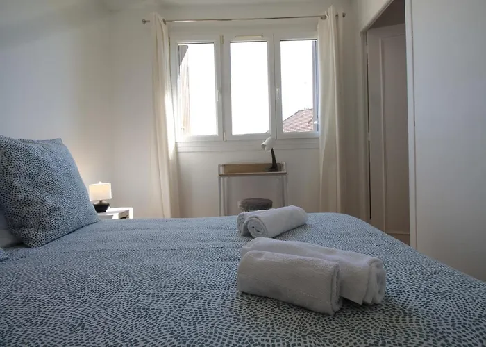 Appartamento Lacolline-ponthebert,com - Entier Rénové -grand Parking Gratuit, équipé, Confortable, Netflix Et Amazon Prime Gratuits Et Illimités, Matelas Emma, Lave Linge, Vue Sur La Vallée, Rdc Pont-Hebert