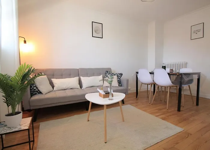 Appartamento Lacolline-ponthebert,com - Entier Rénové -grand Parking Gratuit, équipé, Confortable, Netflix Et Amazon Prime Gratuits Et Illimités, Matelas Emma, Lave Linge, Vue Sur La Vallée, Rdc *