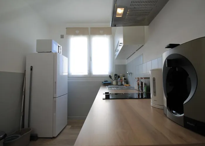 Appartamento Lacolline-ponthebert,com - Entier Rénové -grand Parking Gratuit, équipé, Confortable, Netflix Et Amazon Prime Gratuits Et Illimités, Matelas Emma, Lave Linge, Vue Sur La Vallée, Rdc *