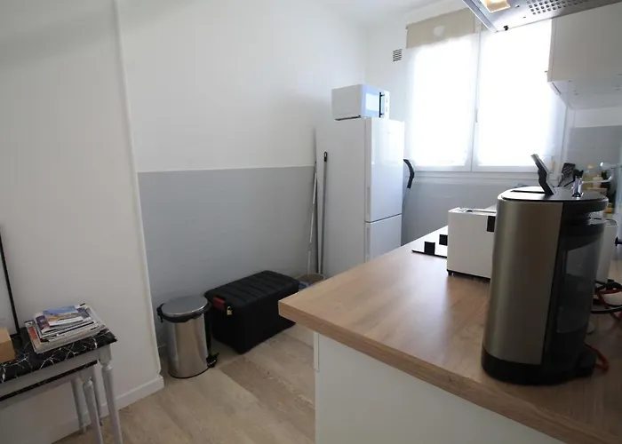 Apartman Grand Parking Gratuit, De 1 A 4 Personnes, Equipe, Netflix, Amazon Prime Gratuits Et Illimites, Matelas Emma, Lave Linge, Vue Sur La Vallee, Rdc