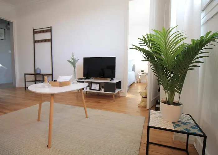 Apartman Grand Parking Gratuit, De 1 A 4 Personnes, Equipe, Netflix, Amazon Prime Gratuits Et Illimites, Matelas Emma, Lave Linge, Vue Sur La Vallee, Rdc Pont-Hebert