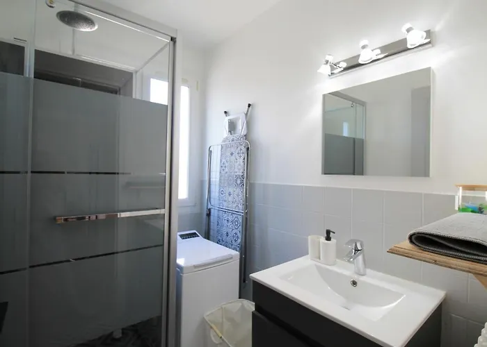 Grand Parking Gratuit, De 1 A 4 Personnes, Equipe, Netflix, Amazon Prime Gratuits Et Illimites, Matelas Emma, Lave Linge, Vue Sur La Vallee, Rdc