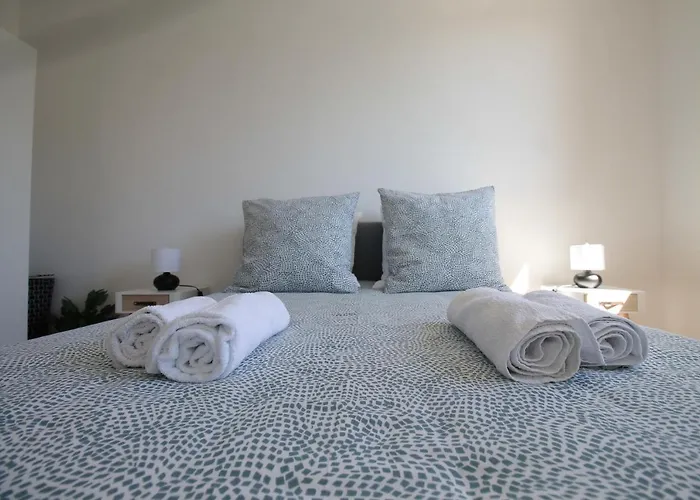 Appartamento Lacolline-ponthebert,com - Entier Rénové -grand Parking Gratuit, équipé, Confortable, Netflix Et Amazon Prime Gratuits Et Illimités, Matelas Emma, Lave Linge, Vue Sur La Vallée, Rdc