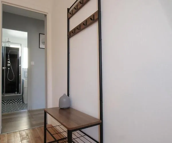 Apartman Grand Parking Gratuit, De 1 A 4 Personnes, Equipe, Netflix, Amazon Prime Gratuits Et Illimites, Matelas Emma, Lave Linge, Vue Sur La Vallee, Rdc *